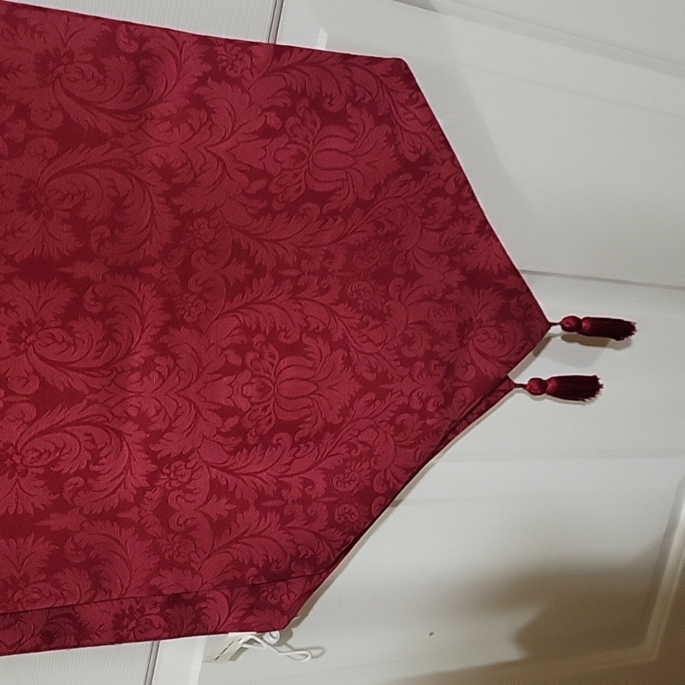W-C Designs Table Runner/ Pre-Owned - Picture 7 of 16